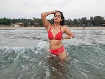 गोवा में समर एन्जॉय करते स्पॉट हुईं टीवी एक्ट्रेस रूही चतुर्वेदी और उनके पति शिवेंद्र सानयाल, देखें अनदेखी तस्वीरें