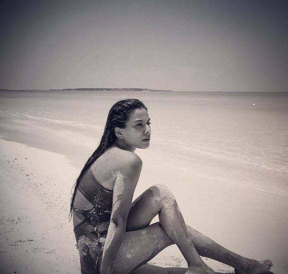 निया टीवी के साथ-साथ सोशल मीडिया पर भी काफी फेमस है.उनकी फैन फॉलोइंग भी लाखों में हैं