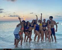 काजोल की बहन Tanishaa Mukerji की हॉट तस्वीरें आईं सामने, मालदीव के बीच पर दोस्तों संग कर रही हैं मस्ती