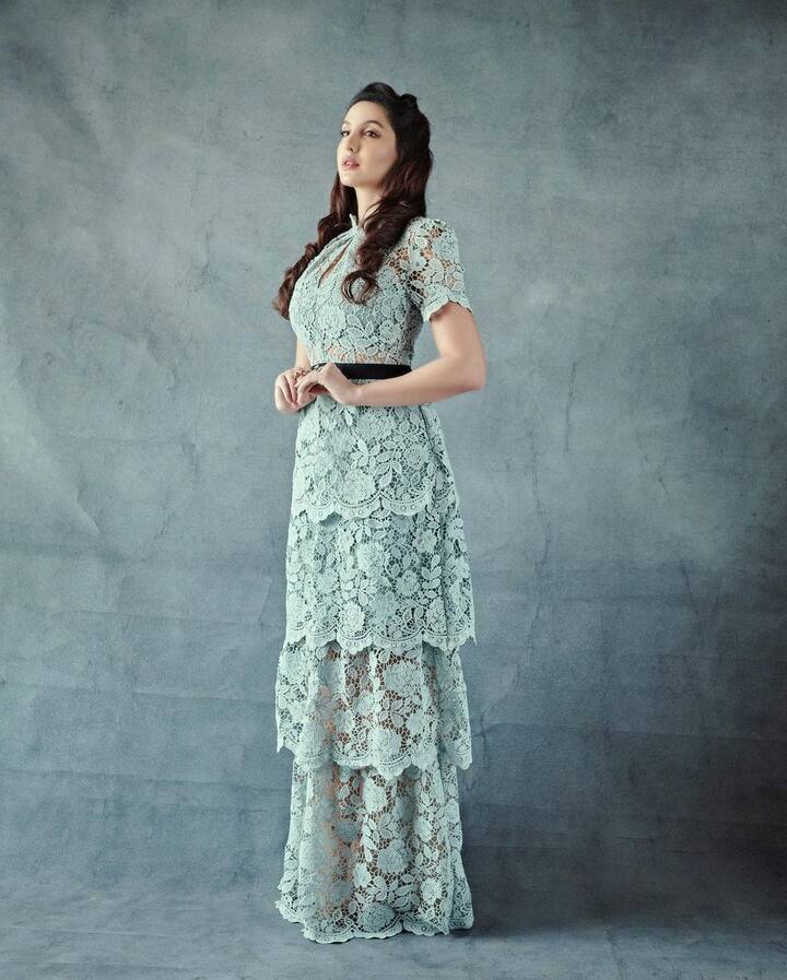 स्टाइलिंग दीवा नोरा फतेही जिन्होंने अपने ड्रेसिंग स्टाइल, लुक और अदाओं से टॉप की बॉलीवुड एक्ट्रेसेस को भी फेल कर दिया है. आज नोरा जहां भी जाएं तो कुछ और हो या न हो लेकिन उनके स्टाइल के चर्चे जरुर होते हैं. (Photo Credit - Instagram)