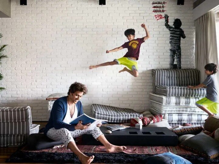 hrithik roshan stylish home in mumbai, see video मुंबई में इतने आलीशान घर में रहते हैं Hrithik Roshan, देखें वीडियो