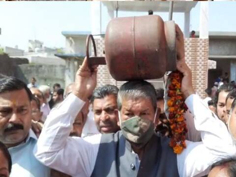 हरीश रावत नें महंगाई के मुद्दे पर बीजेपी को घेरा, बोले- 2022 में होगा सत्ता परिवर्तन हरीश रावत नें महंगाई के मुद्दे पर बीजेपी को घेरा, बोले- 2022 में होगा सत्ता परिवर्तन