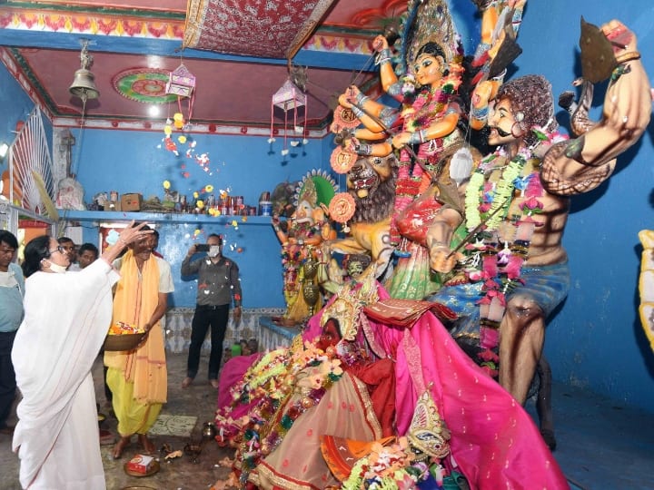 जनसभा को संबोधित करने के बाद ममता बनर्जी ने हरि मंदिर में पूजा की. इसके बाद ममता दुर्गा मंदिर में गईं. जनसभा को संबोधित करते हुए उन्होंने हिंदू विरोधी होने के बीजेपी के आरोपों का जिक्र करते हुए कहा कि वह एक ब्राह्मण हैं और हिंदू रस्मों के बारे में भगवा पार्टी के फर्जी हिंदू नेताओं से कहीं ज्यादा जानती हैं. ममता ने कहा, ‘‘यदि किसी को मेरे धर्म के बारे में शक है तो मैं उन्हें बहस करने और हिंदू श्लोकों का पाठ करने में प्रतिस्पर्धा करने की चुनौती देती हूं. खेला होबे (खेल जारी है).’’