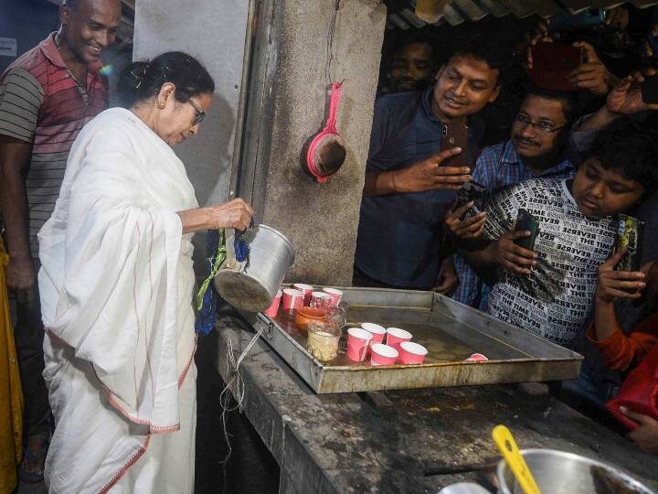 ममता बनर्जी अपने चुनावी अभियान के दौरान नंदीग्राम में एक टी स्टॉल पर लोगों को चाय देते नजर आईं.