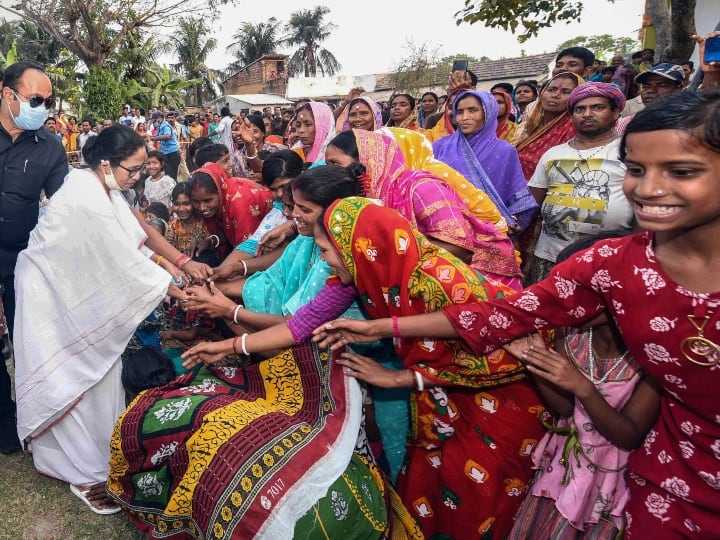 तृणमूल कांग्रेस प्रमुख ममता बनर्जी चर्चित सीट पर अपने पूर्व विश्वस्त शुभेंदु अधिकारी के खिलाफ चुनाव मैदान में उतरने जा रही हैं. अधिकारी कुछ समय पहले बीजेपी में शामिल हो गये थे.