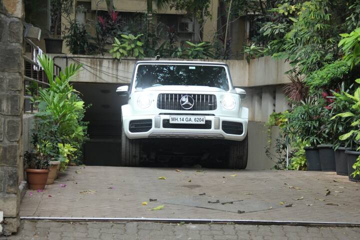 जो कार ये कपल खरीदने वाला है, वो Mercedes-Benz G-Class है और इसकी कीमत करीब 2.5 करोड़ है. 