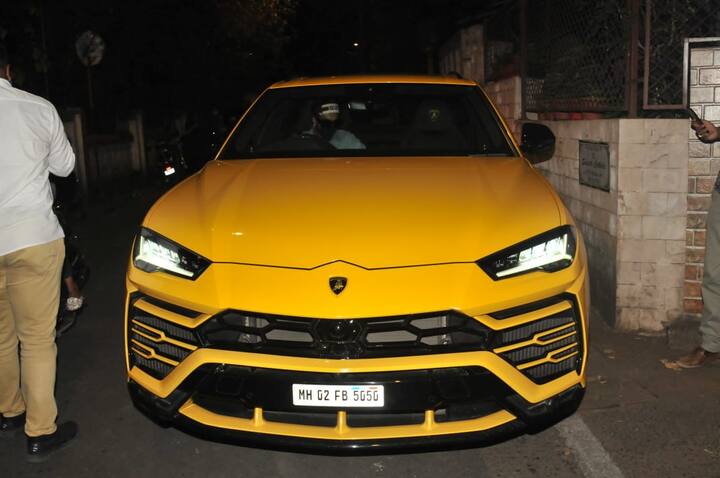 रणवीर सिंह के पास पीले कलर की Lamborghini है और वो उसे खुद चलाते हैं.
