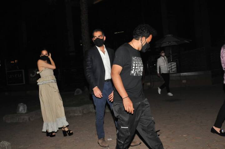 रोहन श्रेष्ठ भी उनके आगे-आगे चलते नज़र आए.