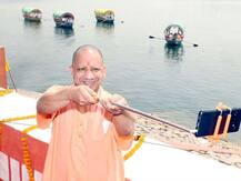 सीएम योगी आदित्यनाथ का अनोखा अंदाज, चित्रकूट में सेल्फी लेते हुए आए नजर, वायरल हुई तस्वीर