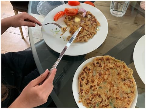आलू पराठे को चाकू और कांटे से खाने की तस्वीर वायरल, ब्रिटिश डायरेक्टर ने शेयर किया पोस्ट आलू पराठे को चाकू और कांटे से खाने की तस्वीर वायरल, ब्रिटिश डायरेक्टर ने शेयर किया पोस्ट