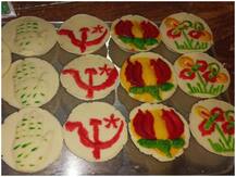 West Bengal Election 2021: मिठाई दुकानदार ने बनाया मिठाईयों पर सभी दलों का चुनाव चिन्ह, देखें तस्वीर