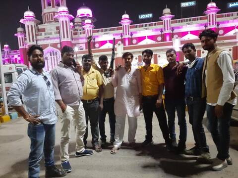 यूपी: सपा नेता का असलहा लहराते फोटो वायरल, जांच में जुटी पुलिस यूपी: सपा नेता का असलहा लहराते फोटो वायरल, जांच में जुटी पुलिस