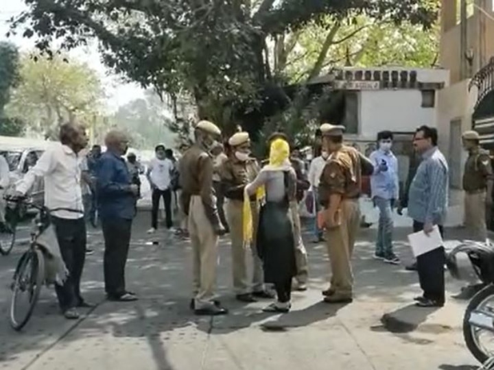 Self-immolation attempt in front of UP Assembly, the girl took steps against the rape accused ANN UP: विधानसभा के सामने आत्मदाह का प्रयास, रेप के आरोपी के खिलाफ कार्रवाई न होने पर युवती ने उठाया कदम