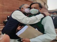 केंद्रीय मंत्री गिरिराज सिंह ने शशि थरूर की कान में क्या फुसफुसाया? कांग्रेस नेता ने किया खुलासा