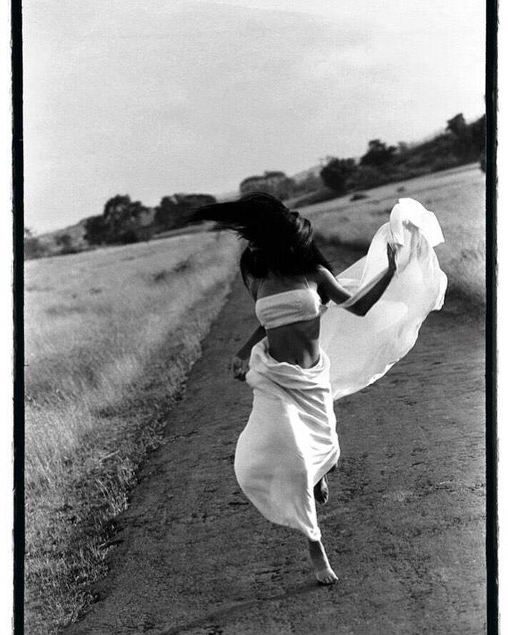 कुछ समय पहले मलाइका ने एक खुली जगह में भागते हुए अपनी तस्वीर शेयर की थी जिसमें वो काफी ग्लैमरस आउटफिट में नज़र आ रही थीं. ये एक थ्रोबैक फोटो थी. जिसे उनके फैंस ने खूब पसंद किया. मलाइका की इस तस्वीर पर कैटरीना कैफ ने भी कमेंट किया था.  (Photo Credit - Instagram)