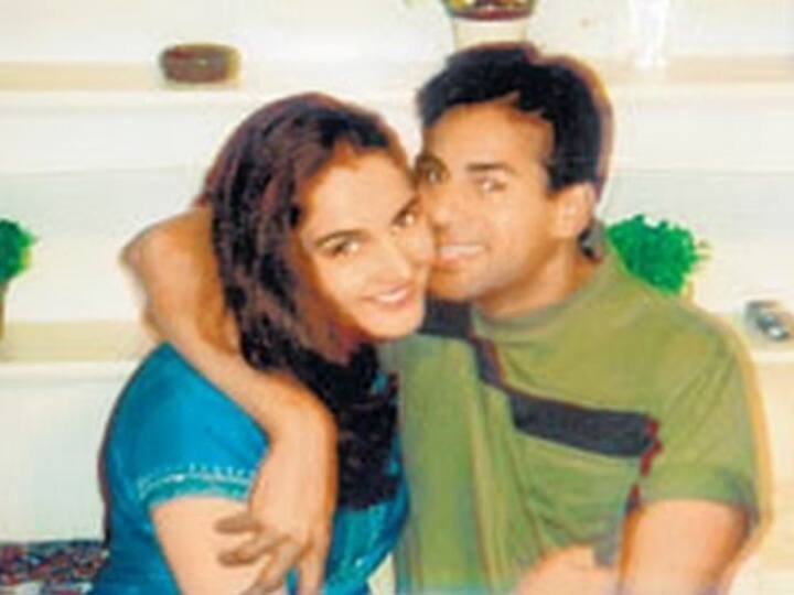 मोनिका बेदी - अबू सलेम : फिल्म इंडस्ट्री और बॉलीवुड के सबसे हाईप्रोफाइल केस में से एक था एक्ट्रेस मोनिका बेदी और अंडरवर्ल्ड डॉन अबू सलेम का पकड़ा जाना. ख़बरों की मानें तो मोनिका और अबू सलेम ने शादी भी कर ली थी. कहते हैं कि सलेम के इशारे पर ही मोनिका को 'जोड़ी नंबर 1' और 'जानम समझा करो' जैसी हिट फिल्मों में काम मिला था. हालांकि, जेल जाने के बाद अबू और मोनिका के रास्ते भी जुदा हो गए थे. 