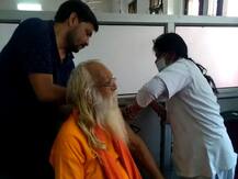 रामलला के प्रधान पुजारी आचार्य सत्येंद्र दास ने लगवाई कोरोना वैक्सीन की पहली डोज, कही बड़ी बात