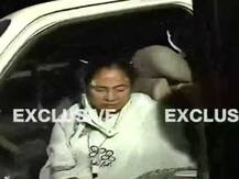 Photos: ममता बनर्जी पर 'हमला', सीएम ने लगाया साजिश का आरोप, चुनाव आयोग ने मांगी रिपोर्ट