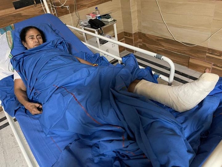 Mamta Banerjee condition improving slowly ममता बनर्जी की हालत में सुधार, डॉक्टरों ने कहा- पैर की सूजन कम हुई है अभी और जांच की जाएंगीं