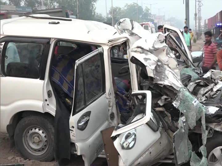 A car collided with truck in agra nine people died आगरा: डिवाइडर तोड़ते हुए कैंटर से भिड़ी स्कॉर्पियो, 9 लोगों की मौत, तीन घायल