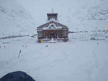 Uttarakhand: केदारनाथ में जमकर हुई बर्फबारी, तीन फीट तक ढका मंदिर