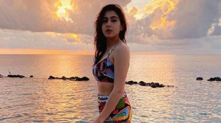 सारा अली खान (Sara Ali Khan) पैपराजी की फेवरेट हैं और एक्ट्रेस जब भी स्पॉट होती हैं तो वो फोटोग्राफर्स को बिल्कुल भी निराश नहीं करती बल्कि खुलकर पोज देती हैं.