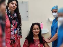 हिमानी शिवपुरी ने लगवाई कोरोना वैक्सीन की पहली डोज, तस्वीर शेयर कर कही ये बात