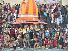 In Pics: शाही स्नान पर हरिद्वार में दिखा अद्भुत नजारा, सीएम रावत ने श्रद्धालुओं पर बरसाए फूल