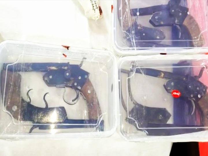 Illegal weapon factory busted in firozabad two accused arrested ANN अवैध तमंचा बनाने वाली फैक्ट्री का भंडाफोड़, एक दर्जन से ज्यादा हथियार बरामद