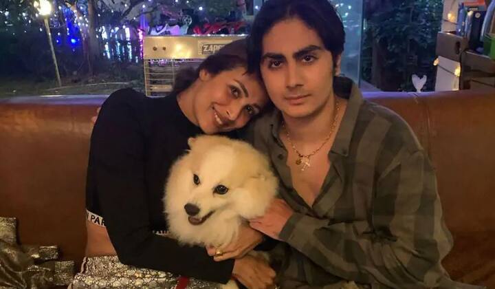 एक इंटरव्यू में मलाइका ने अरबाज से तलाक के बाद बेटे के रिएक्शन के बारे में जिक्र किया था. उन्होंने बताया था कि बेटे ने कहा था, .मॉम आपको खुश देखकर मैं बहुत खुश हूं. 