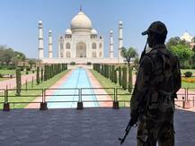 ताजमहल को 'तेजो महालय' बताते हुए हिंदूवादियों ने की पूजा, CISF ने तीन लोगों को दबोचा