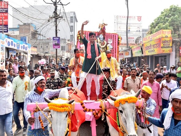 Bihar: Union Minister Nityanand Rai Drove Bullock Cart In Hajipur | केंद्रीय  मंत्री नित्यानंद राय ने चलाई बैलगाड़ी, शिव बारात में हुए शामिल