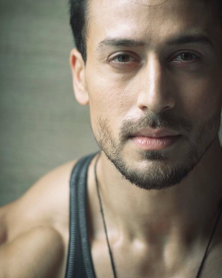 टाइगर श्रॉफ: जैकी के बेटे टाइगर का असली नाम जय हेमंत श्रॉफ है जिसे उन्होंने फिल्मों में आने से पहले बदल लिया था.