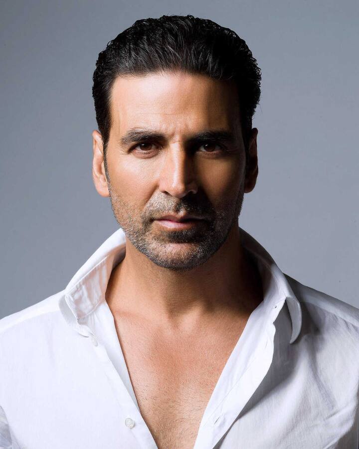 एक्टर अक्षय कुमार का असली नाम राजीव हरी ओम भाटिया है जिसे फिल्म 'दीदार' के डायरेक्टर प्रमोद चक्रवर्ती ने बदलकर अक्षय कर दिया था. 