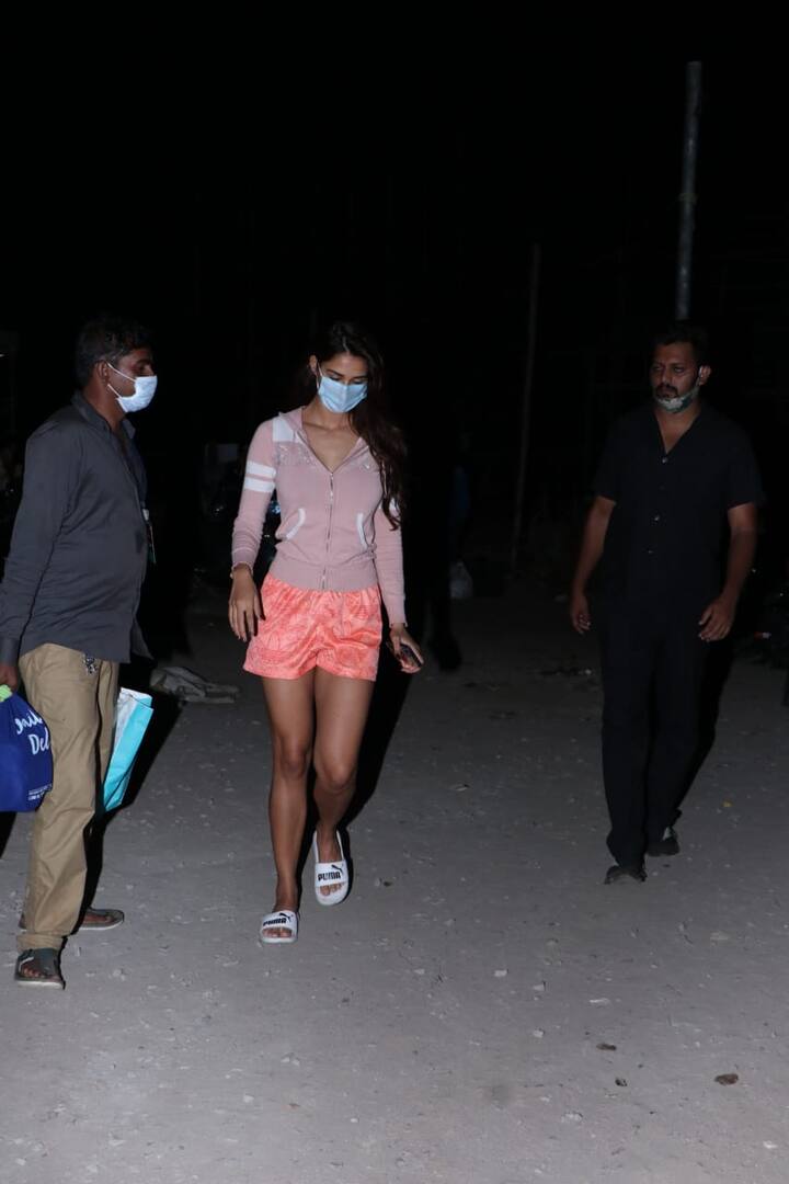 इसके अलावा दिशा काफी सिंपल स्लीपर्स में स्पॉट हुईं. यानि आज शाम शूट के बाद दिशा को काफी कैजुअल लुक में स्पॉट किया गया. 