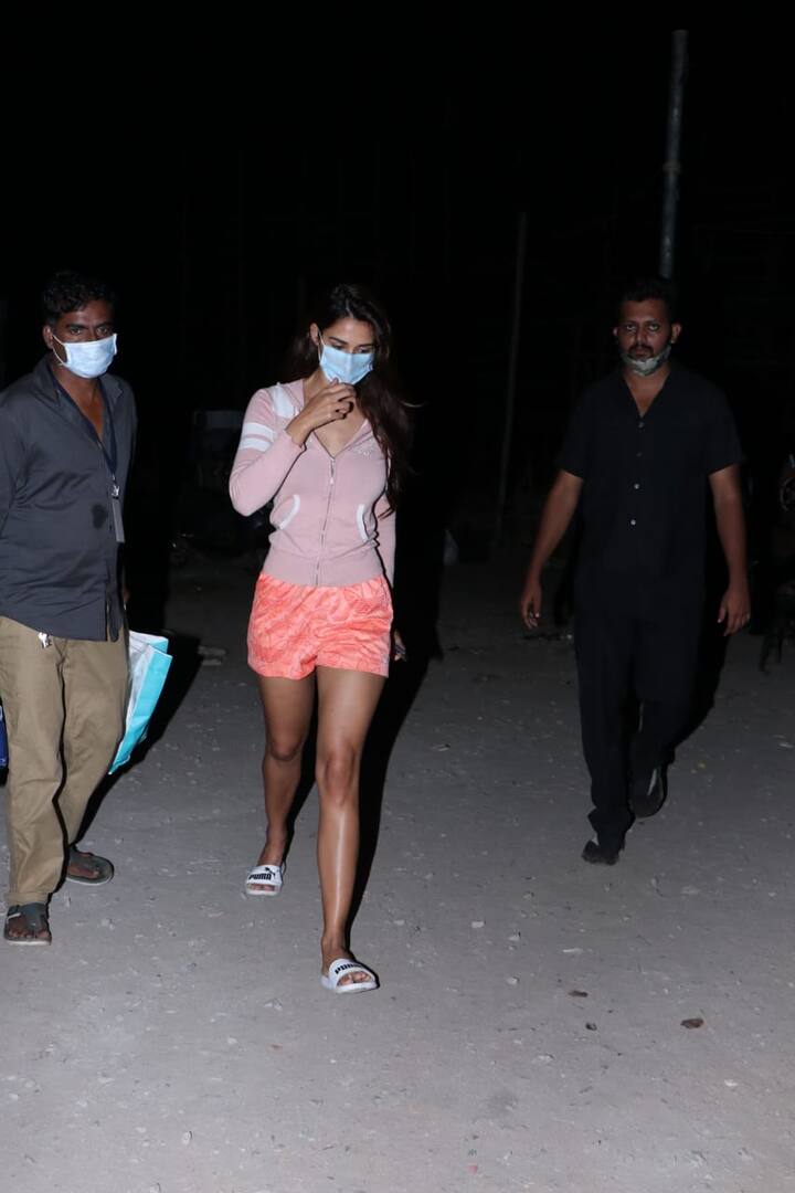 लोग जानना चाहते हैं कि आखिर दिशा के सामने ऐसी क्या मजबूरी आ गई कि उन्हें अपनी लाखों की लग्ज़री कार को छोड़कर ऑटो रिक्शा में बैठना पड़ा. 