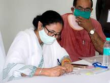 सीएम ममता बनर्जी के पास कितनी है संपत्ति? चुनावी हलफनामे में बताया