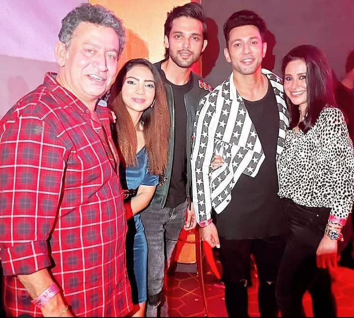 पार्थ के बर्थडे के मौके पर कई टीवी सेलेब्स शामिल हुए. सभी के चेहरे पर खुशी नज़र आए.