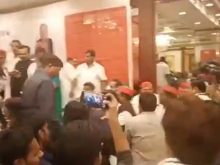 uproar in sp chief Akhilesh Yadav press conference in Moradabad workers beaten journalist अखिलेश यादव की प्रेस कॉन्फ्रेंस में कार्यकर्ताओं ने पीटे पत्रकार, BJP बोली- सपा ने फिर दिखाया चरित्र
