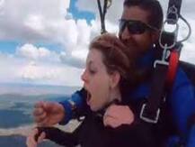 Viral: शख्स ने गर्लफ्रेंड को स्काई डाइविंग के दौरान किया प्रपोज, वीडियो हुआ वायरल