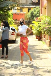 Spotted: बेहद जबरदस्त अंदाज में योग करने घर से निकली मलाइका अरोड़ा, कर्व्स फ्लॉन्ट करते ये तस्वीरे हो रही हैं वायरल