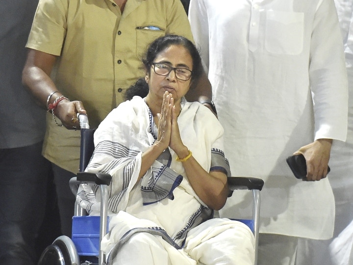 Mamata Banerjee discharge from hospital सीएम ममता बनर्जी को 48 घंटे बाद अस्पताल से मिली छुट्टी, व्हील चेयर पर आईं नजर