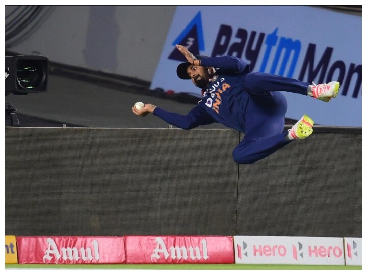 KL Rahul Diving Save On Boundary Ropes Winning Praises against 1st T20i India vs England IND Vs ENG 1st T20i: जब बाउंड्री रोप्स पर 'सुपरमैन' केएल राहुल ने कलाबाजी दिखाते हुए रोका छक्का, सब रह गए दंग