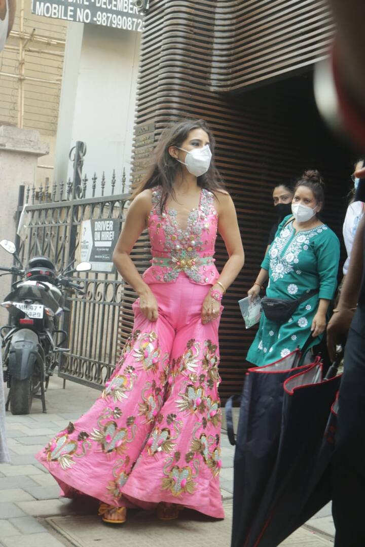 बेहद खूबसूरत ये पिंक शरारा आमतौर पर बनने वाले शरारों से काफी अलग था. इसे खासतौर से सारा के शूट के लिए डिजाइन किया गया था. हालांकि सेफ्टी का ध्यान रखते हुए सारा ने मास्क भी लगाया गया था.