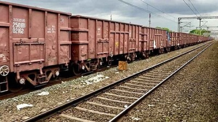Indian Railway Goods Train Carried Goods Till 11 March More Than Last Year  Ann | क्या पटरी पर लौट आई देश की अर्थव्यवस्था? माल ढुलाई के ये आंकड़े दे  रहे हैं संकेत