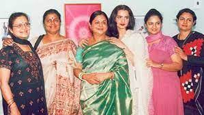 रेखा के अपने पिता जेमिनी गणेशन के साथ कुछ ज्यादा अच्छे ताल्लुक नहीं रहे लेकिन वो अपने भाई बहनों से बहुत करीब हैं. रेखा की बहनों के नाम हैं, जया श्रीधर, नारायणी गणेशन, विजया चामुंडेश्वरी, रेवती स्वामीनाथन, राधा उस्मान सैयद और कमला सेलवराज.