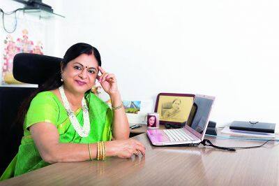 रेखा की दूसरी बहन का नाम कमला सेल्वराज है. वह भी भारत की जानी-मानी डॉक्टर हैं और उनका चेन्नई में हॉस्पिटल भी है.