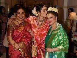 रेखा की सबसे छोटी बहन का नाम जया श्रीधर है. वह इंटर न्यूज नेटवर्क में हेल्थ एडवाइजर के पद पर हैं. जया से रेखा की काफी गहरी बॉन्डिंग हैं. 