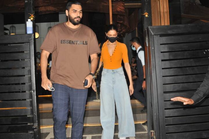 इसके साथ ही कोरोना से बचाव के लिए दीपिका ने चेहरे पर मास्क भी लगाया हुआ था.  (Photo Credit: Manav Manglani)