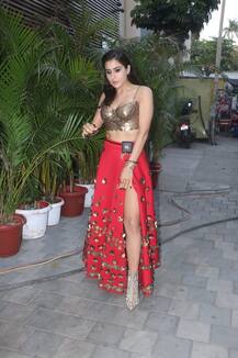 In Pics: बेहद खूबसूरत डॉल लुक में स्पॉट हुईं सारा अली खान, इंटरनेट पर छाया ये अंदाज